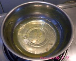 准备好两个干净无油无水的容器，将蛋清和蛋黄分离；