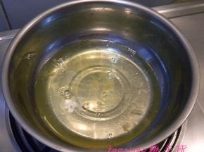 准备好两个干净无油无水的容器，将蛋清和蛋黄分离；