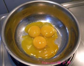 分离好的蛋黄；