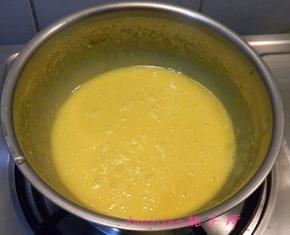 把蛋黄和细砂糖混合后用打蛋器打发。分两次加入玉米油（无味的植物油都可以)。每加入一次都用打蛋器搅打到混合均匀再加下一次。加入完玉米油的蛋黄仍呈现浓稠的状态。加入牛奶，轻轻搅拌均匀。