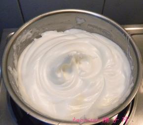 开始打发蛋白：将60克的砂糖分三次加入打发的蛋白中，最终将蛋白打发到湿性发泡的状态。（提起打蛋器后，蛋白拉出弯曲的尖角）