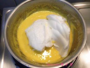 先盛1/3蛋白到蛋黄碗里，翻拌均匀，(从底部往上翻拌)。