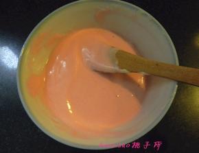 取少量的蛋糕糊放入小碗里，滴入2滴粉红色素，搅拌均匀；