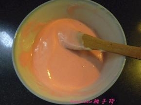 取少量的蛋糕糊放入小碗里，滴入2滴粉红色素，搅拌均匀；