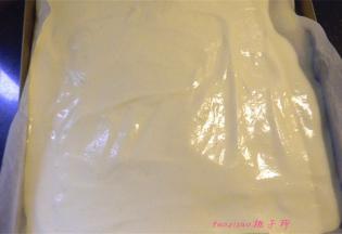 再将原来的蛋糕糊全部倒在有粉色圆点的烤盘里，刮平整，震几下后，赶走气泡，放入烤箱中，再180度，烤15~20分钟；