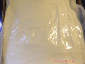 再将原来的蛋糕糊全部倒在有粉色圆点的烤盘里，刮平整，震几下后，赶走气泡，放入烤箱中，再180度，烤15~20分钟；