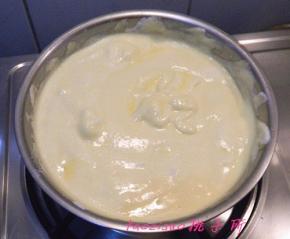 再将剩余的蛋白都放到蛋黄里，翻拌均匀。(从底部往上翻拌）