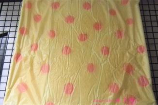 烤好后扣在晾架上稍凉后，翻面朝上，抹上果酱，在准备卷起的一边切一刀（不要切断），方便卷起；