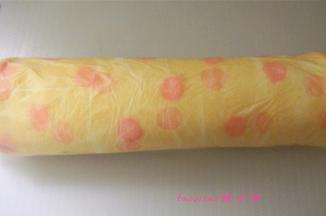 用油纸把卷好的蛋糕卷起来，定型，冷藏半小时后切片，即可。