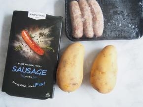 准备好食材，珍妮珍馐黑胡椒味香肠，土豆两个。