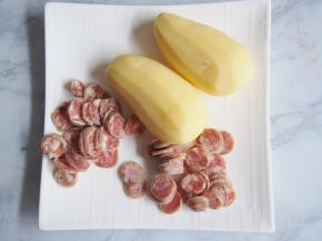土豆洗净去皮，香肠切成薄片。