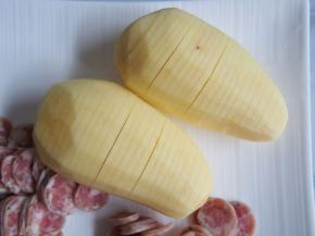 将土豆切开成片，底部不要切开哦~怕切到底的话，就垫上两根筷子切。