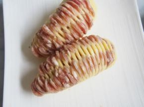 将香肠片夹到每层土豆片里面去。