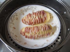 上锅蒸熟，根据土豆的大小适当调整时间，我用了大概20分钟左右。