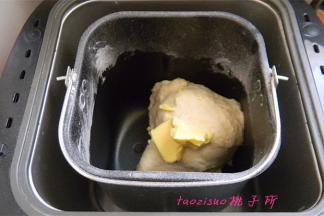 再放入黄油，进行一次揉面程序；