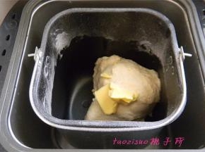 再放入黄油，进行一次揉面程序；