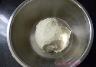 将揉好的面包面团滚圆后放入发面盆里，放在温暖处发酵；