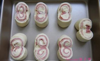 醒发好的面包胚撒上奶酪碎、青椒粒（香葱碎也很好）；