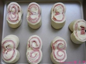 醒发好的面包胚撒上奶酪碎、青椒粒（香葱碎也很好）；