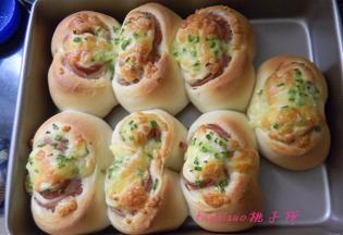 烤好的餐包脱模后放在晾架上晾凉即可。