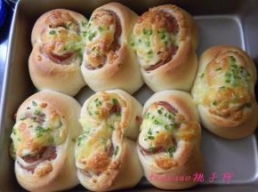 烤好的餐包脱模后放在晾架上晾凉即可。