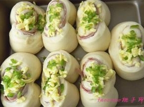 放入预热好的烤箱里，上下管180度，烤制20分钟；