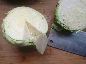 洋白菜一切两半，去掉根，一片一片剥开叶子清洗干净。