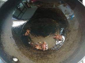 锅坐火上烧热后，放入花椒粒，大料2个。