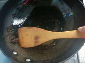 炸香后捞出不要。