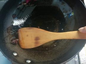 炸香后捞出不要。