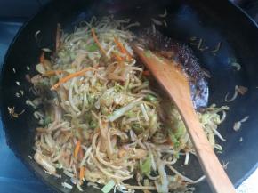 倒入生抽、老抽翻炒均匀，蔬菜炒制会出水，如果水太多倒出一些，留一小部分。