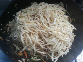 放进饼丝，盖上锅盖，转小火焖5分钟。