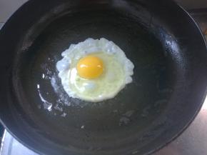 平底锅坐火上，倒少许油，煎个鸡蛋。