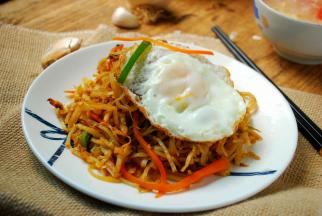 装盘，放上煎鸡蛋，