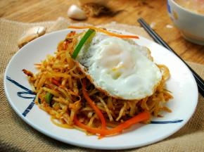 装盘，放上煎鸡蛋，