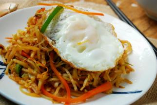 一盘美味营养的素味炒饼就做好了。