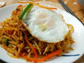 一盘美味营养的素味炒饼就做好了。