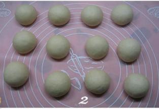 面团中所有材料混合，将面团揉至扩展阶段。收入容器中，盖上保鲜膜放温暖处发酵至
   2倍大；如果不用玉米油用黄油的话，就使用后油法将面团揉到扩展阶段。
发酵好的面团排气，均分成42克/个的面团，分别滚圆，盖上保鲜膜松驰15分钟