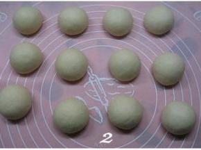 面团中所有材料混合，将面团揉至扩展阶段。收入容器中，盖上保鲜膜放温暖处发酵至
   2倍大；如果不用玉米油用黄油的话，就使用后油法将面团揉到扩展阶段。
发酵好的面团排气，均分成42克/个的面团，分别滚圆，盖上保鲜膜松驰15分钟
