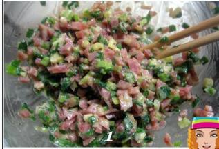 香葱洗净，控干水份，切成小碎粒；腊肠蒸熟切成碎粒状；
     香葱+腊肠+蛋液+橄榄油+沙酱拌匀后放冰箱冷藏；等面包胚发酵好后，取出馅料再加入
     少量盐和黑胡椒粉拌匀