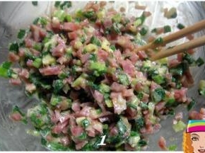 香葱洗净，控干水份，切成小碎粒；腊肠蒸熟切成碎粒状；
     香葱+腊肠+蛋液+橄榄油+沙酱拌匀后放冰箱冷藏；等面包胚发酵好后，取出馅料再加入
     少量盐和黑胡椒粉拌匀