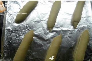 放入垫好锡纸的烤盘上（图4），套上保鲜袋进行二次发酵；