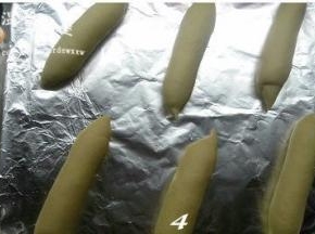 放入垫好锡纸的烤盘上（图4），套上保鲜袋进行二次发酵；