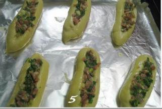 面团发酵至2倍大，表面刷蛋液，用锋利的刀片在表面划一刀。填上香葱腊肠馅料；
烤箱预热190度，上下火，中层，烤20分钟。温度及时间视自家烤箱灵活掌握。