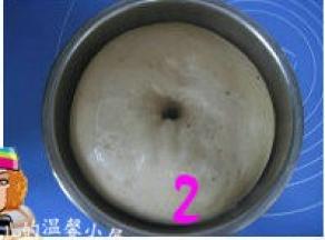 除橄榄油外的材料混合成团，套上保鲜膜放冰箱冷藏30分钟； 取出面团加入橄榄油，将面团揉摔至扩展阶段； 揉好的面团收入容器中，盖上保鲜膜放温暖处发酵至2.5倍大；
（ 注：如果用面包机揉面，可省略冷藏这步，直接将所有材料放面包机揉即可。我是手工揉面，加了冷藏环节。）