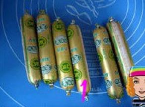 香肠去掉外皮放旁边备用。
我这次用的是金锣牛肉肠，感觉金锣的火腿肠肉粒较多，口感更好。近来特喜欢买这个牌子的香肠。