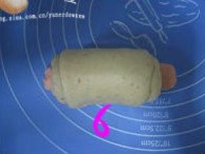 由下至上卷起，捏紧底边，面团两头不用捏紧；