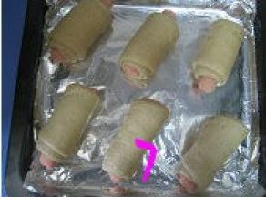 放入烤盘，盖上保鲜膜放温暖处发酵；