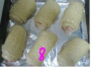 面团发酵至2倍大，表面刷蛋液，撒上芝麻；
烤箱预热190度，中层，烤20分钟，中途上色后加盖锡纸。温度和时间视自家烤箱情况掌握。