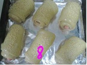 面团发酵至2倍大，表面刷蛋液，撒上芝麻；
烤箱预热190度，中层，烤20分钟，中途上色后加盖锡纸。温度和时间视自家烤箱情况掌握。